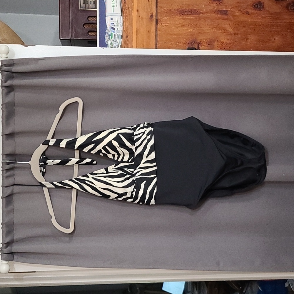 I N C International Concepts Womens Swimsuit Halter Style Bra Sz. 16 EUC